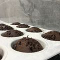 El cooksnap de Lesliecocinando cuando hizo Magdalenas de chocolate negro con corazón de choco blanco.