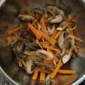 黃涵 的 洋蔥紅蘿蔔清炒鮮香菇 cooksnap