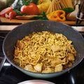 Cooksnap από Ευαγγελια Ρουσσου στη συνταγή Noodles με κοτόπουλο, λαχανικά και σάλτσα με σόγια, μέλι και σουσάμι