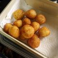 Cooksnap Erin Naomei semasa beliau membuat Cucur Lemak Manis.