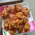 Rekha Varsani का कुकस्नैप जब उन्होंने प्याज़ के पकौड़े (pyaz ke pakode recipe in Hindi) बनाया था।