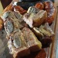 El cooksnap de Mario H. Davi cuando hizo Asado con ensalada de verdes, ensalada de cebollas ahumadas, papas al fuego y pasta de ajo .