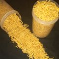 Roli Rastogi का कुकस्नैप जब उन्होंने बेसन का तीखा नमकीन सेव (Besan ka teekha sev recipe in Hindi) बनाया था।