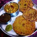 Mrinalini Sinha का कुकस्नैप जब उन्होंने मिक्स आटे के थालीपीठ (Mix aate ke thalipeeth recipe in Hindi) बनाया था।