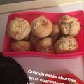 El cooksnap de Gianina Perez cuando hizo Pancitos de Cebolla decorado con cebolla y amapola Muy ricos.