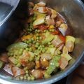 Cooksnap από Μαρία Καπελλάκη στη συνταγή Αρακάς κοκκινιστός... με λουκάνικα γαλοπούλας !