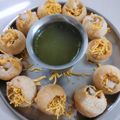 Arti Gondhiya का कुकस्नैप जब उन्होंने खट्टा मीठा तीखा होममेड गोलगप्पे (Khatta mitha teekha homemade golgappe recipe in hindi) बनाया था।