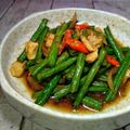 Cooksnap shazrina semasa beliau membuat Long Bean Stir-Fry ผัดถั่วฝักยาว (pad tuafakyao) 🇹🇭.
