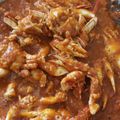 Cooksnap peanut semasa beliau membuat Chilli Crab.