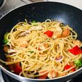 Cooksnap Nab’s Kitchen Diary semasa beliau membuat Spaghetti Aglio Olio.