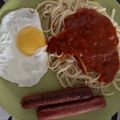 El cooksnap de astrid badia cuando hizo Pasta al ajillo con huevo frito y salchichas.