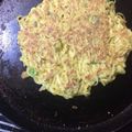 Rita Mehta ( Executive chef ) का कुकस्नैप जब उन्होंने ऑमलेट नूडल्स पिज़्ज़ा (Omelet Noodles Pizza Recipe In Hindi) बनाया था।