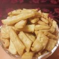 Mrinalini Sinha का कुकस्नैप जब उन्होंने मैदे की सलोनी/ नमक पारे निमकी (Maida ki saloni/ namakpare nimki recipe in hindi) बनाया था।