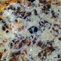صورة من 🦋موسم مطر🦋، شاركها بعد تجربة وصفة بيتزا باللحم المفروم 🍕🍕