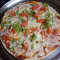 pinky makhija का कुकस्नैप जब उन्होंने चीज़ी पिज़्ज़ा (Cheesy Pizza recipe in Hindi) बनाया था।