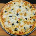 Umme Ahmad's cooksnap of when they made Chicken Tikka pizza.