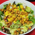 El cooksnap de Maria Cc cuando hizo Ensalada de garbanzos crujientes, mango, granada y mozzarella.