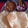 priya Kansal का कुकस्नैप जब उन्होंने पंजाबी छोले भटूरे (Punjabi chole bhature recipe in Hindi) बनाया था।
