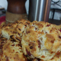 El cooksnap de FlaaCaas1209 cuando hizo Scones de salame y queso.