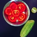 Pinky jain का कुकस्नैप जब उन्होंने खीरा टोमेटो सलाद (Cucumber tomato salad recipe in hindi) बनाया था।