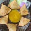 Anu Gupta का कुकस्नैप जब उन्होंने चटपटे समोसे (Chatpate Samose recipe in Hindi) बनाया था।