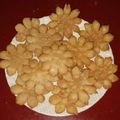Roli Rastogi का कुकस्नैप जब उन्होंने लीफ फ्लावर मठरी (leaf flower mathri recipe in Hindi) बनाया था।