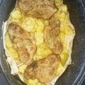 Cooksnap από Dino στη συνταγή Χοιρινές μπριζόλες με πατάτες και μαρινάδα μουστάρδας στη γάστρα