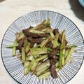 朵莉小妞 的 芹菜炒牛肉絲(簡單料理) cooksnap