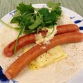 Cooksnap Kanaaneko semasa beliau membuat Tortilla Wrap Malas ala Hot n Roll.