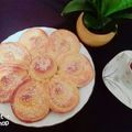 کوک اسنپ سارا بعد از امتحان کردن نان شیر مال بشکل گل با بافتی اسفنجی (چاپ شده در مجله اینترنتی).