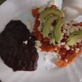 El cooksnap de Valulu💗✨ cuando hizo Chilaquiles rojos con queso y aguacate para la mañana.