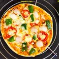 Priya vishnu Varshney का कुकस्नैप जब उन्होंने वेज चीजी पिज़्ज़ा(veg cheese pizza recipe in hindi) बनाया था।