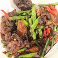 Cooksnap Zara Rania semasa beliau membuat Ayam Masak Kicap Lada Hitam.