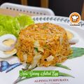 Cooksnap Mahadiah semasa beliau membuat Salted Egg Fried Rice.