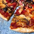 Cooksnap của Emily Luu khi họ làm theo món Pizza đế mỏng với hành tây, tỏi, và cà chua thân gỗ