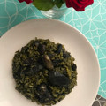 El cooksnap de @tesa.cuina cuando hizo Arroz negro de alcachofas, habas y ajos tiernos.