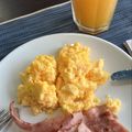 El cooksnap de @tesa.cuina cuando hizo Huevos revueltos al ajillo con bacon y tostadas.