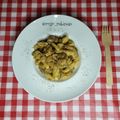 il rosso rubinian quando ha preparato Malloreddus al pesto di melanzane e cacioricotta fresco