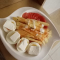 صورة من حفيدات عمر بن الخطاب ، شاركها بعد تجربة وصفة فطور صحي وبسيط 🍞🧀🍅