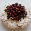 El cooksnap de Noe cuando hizo Pavlova con ganache de chocolate negro, frutos secos y fresas.