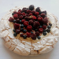 El cooksnap de Noe cuando hizo Pavlova con ganache de chocolate negro, frutos secos y fresas.