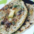 Rupa Tiwari का कुकस्नैप जब उन्होंने चीज़ी गार्लिक मिनी कुलचा (cheese garlic mini kulcha recipe in Hindi) बनाया था।