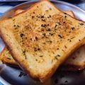 Poonam Singh का कुकस्नैप जब उन्होंने चीज़ गार्लिक ब्रेड (Cheese garlic bread recipe in Hindi) बनाया था।