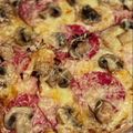 Cooksnap de Marina Nhamba quando cozinhou Pizza Caseira de Chouriço e Cogumelos.