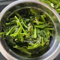 Cooksnap Zieta Ali semasa beliau membuat Bayam Tumis Air.