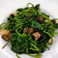 打雜小妹 的 皮蛋炒地瓜葉 cooksnap