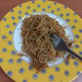 Cooksnap Nor Fila semasa beliau membuat Bihun goreng mudah.