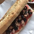 El cooksnap de @tesa.cuina cuando hizo Bocadillo de atún con brotes de lechuga variada, tomate, olivas negras y mahonesa.