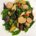 陳美惠 的 九層塔炒蘑菇。用奶油炒! cooksnap