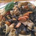 El cooksnap de Mario H. Davi cuando hizo Fideos Negros con salsa de Surimi.
